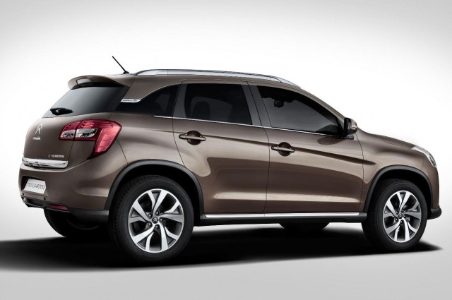 Citroen kompakt SUV modelinin yan ve arka profili