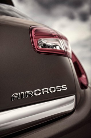 Citroen C4 Aircross arka Aircross rozeti ve stop lambası