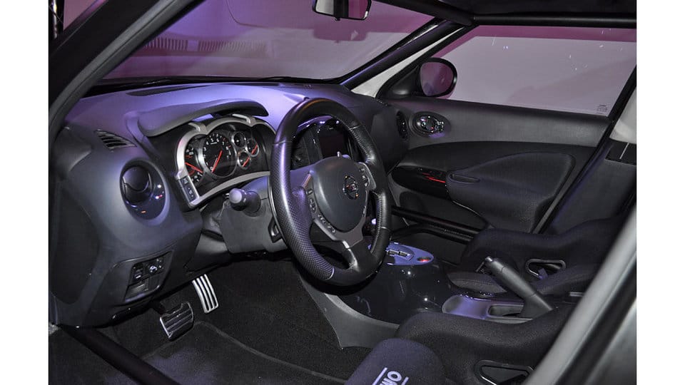Juke-R sürücü bölümü ve GT-R göstergeleri