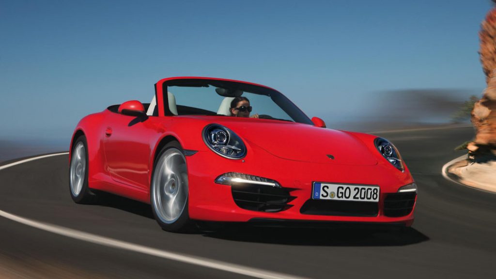 2013 Porsche 911 Cabriolet kırmızı gövdeyle önden üç çeyrek görünüm