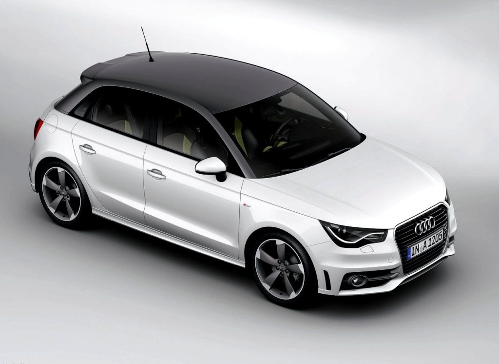 Audi A1 Sportback beş kapılı beyaz gövde ve kontrast tavan görünümü