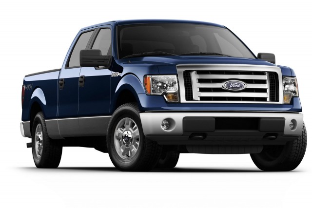 Ford F-150 pick-up koyu mavi XLT SuperCrew görünümü