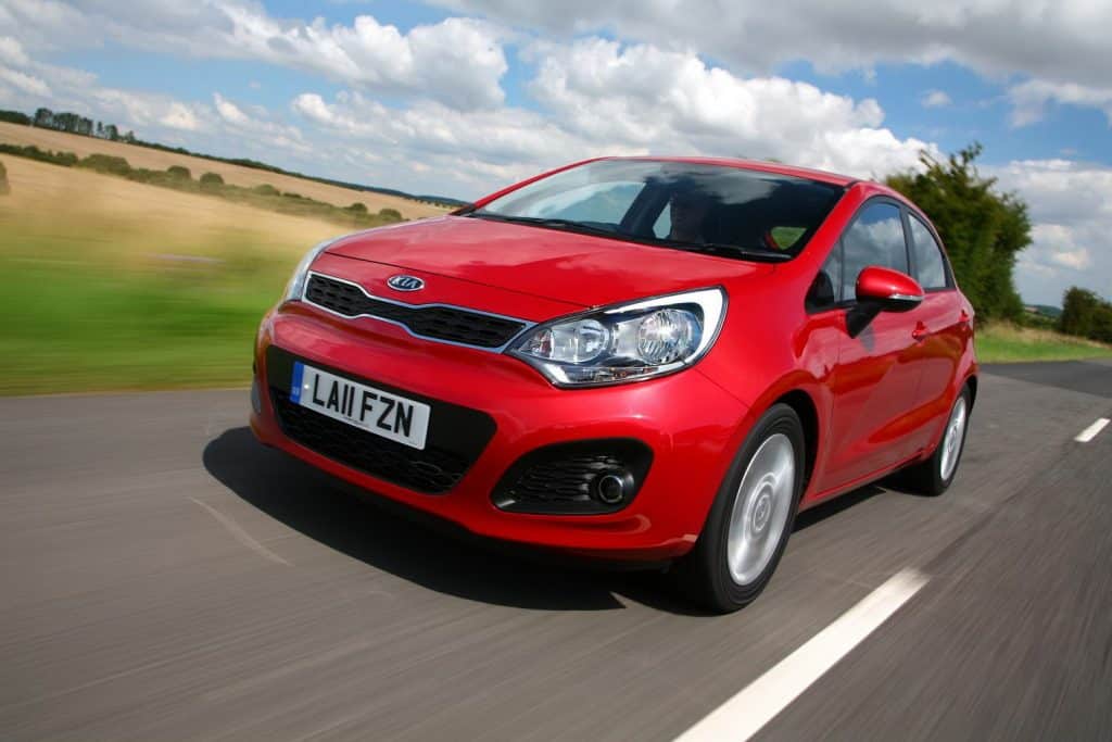 Kia Rio beş kapı kırmızı hatchback önden görünüm