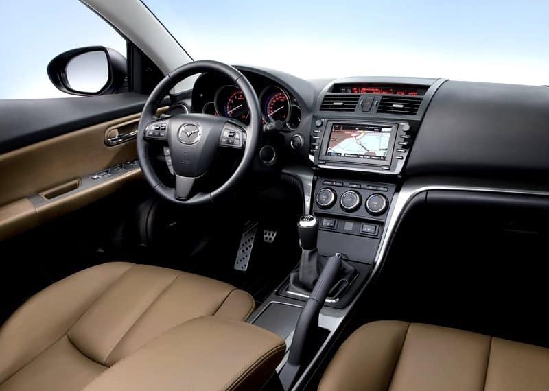 Mazda6 sedan kokpit ve orta konsol görünümü
