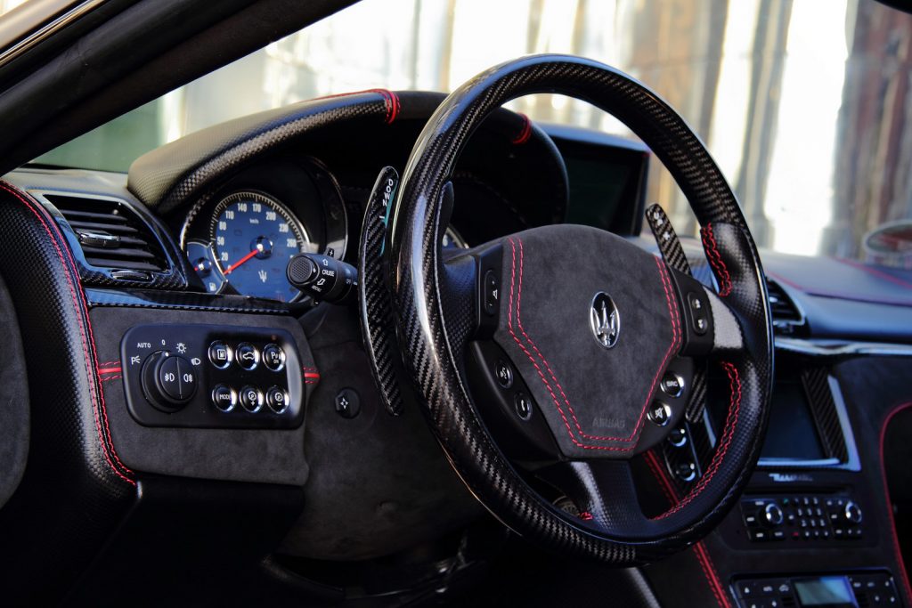 Karbon direksiyon ve kırmızı dikişli Maserati GranTurismo S kokpiti