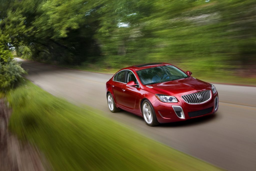 2012 Buick Regal GS kırmızı sedan ön üç çeyrek görünümü