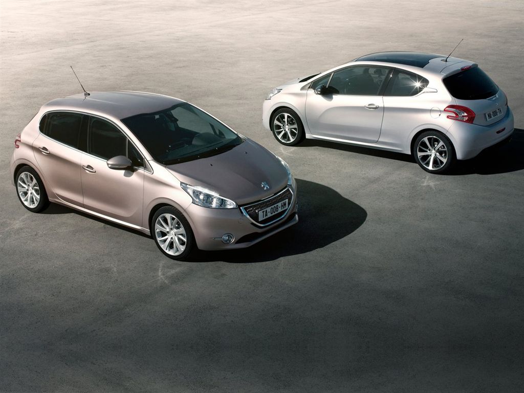 Üç kapılı ve beş kapılı Peugeot 208 üst açıdan görünüm