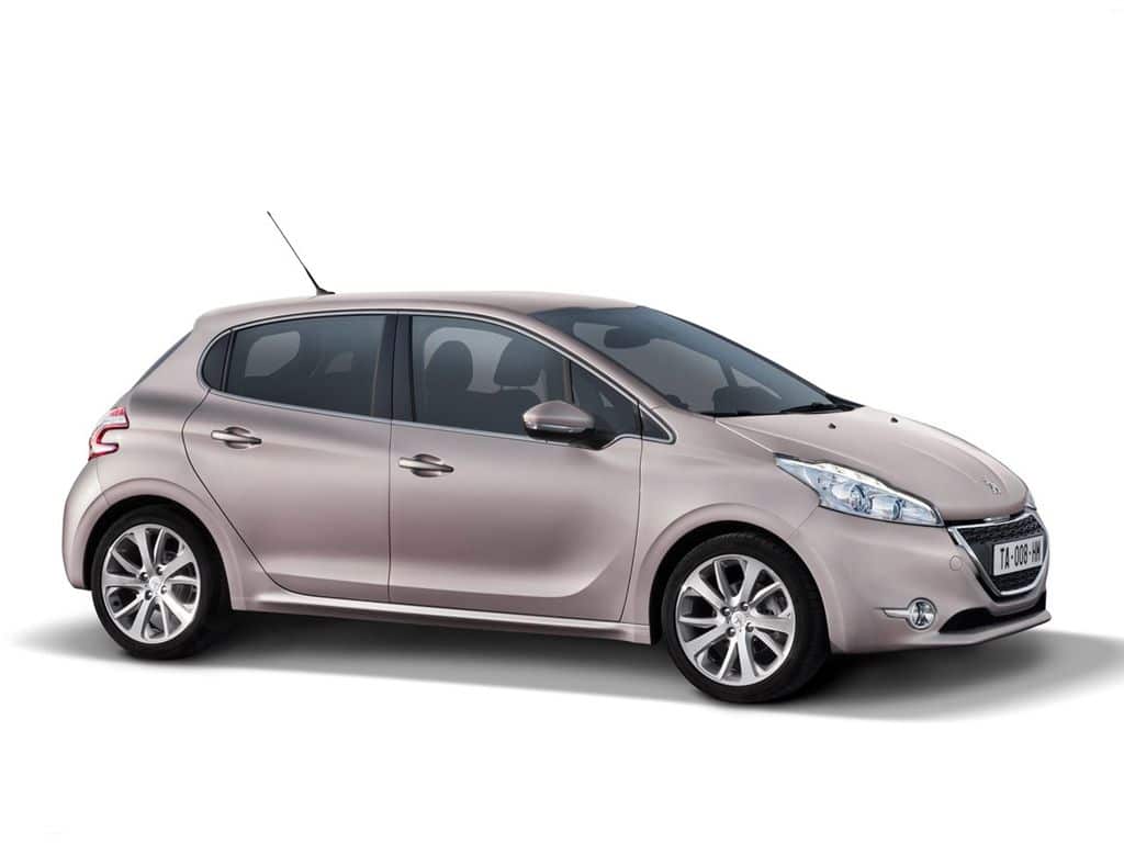 Beş kapılı ilk nesil Peugeot 208 sağ ön yan görünüm