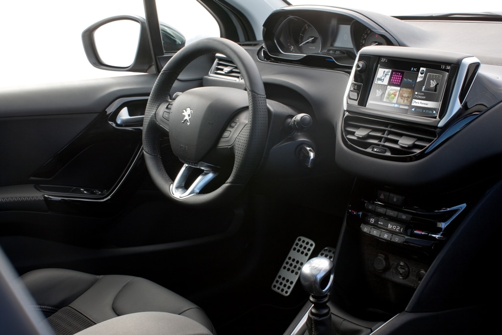 İlk nesil Peugeot 208 i-Cockpit iç mekan görünümü