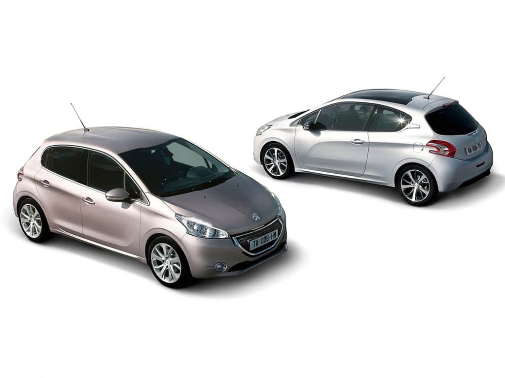 Üç kapılı ve beş kapılı ilk nesil Peugeot 208 stüdyo görünümü