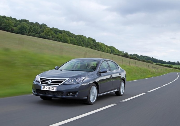 Gri Renault Latitude önden üç çeyrek açıyla yolda ilerlerken