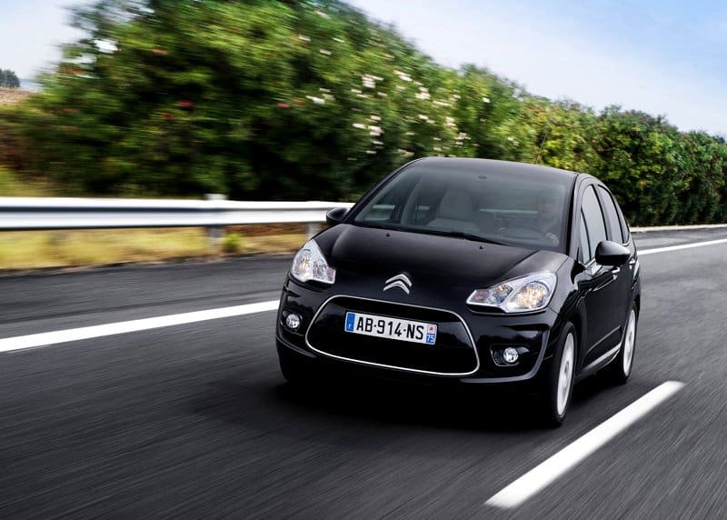 Siyah Citroen C3 önden üç çeyrek yol görünümü