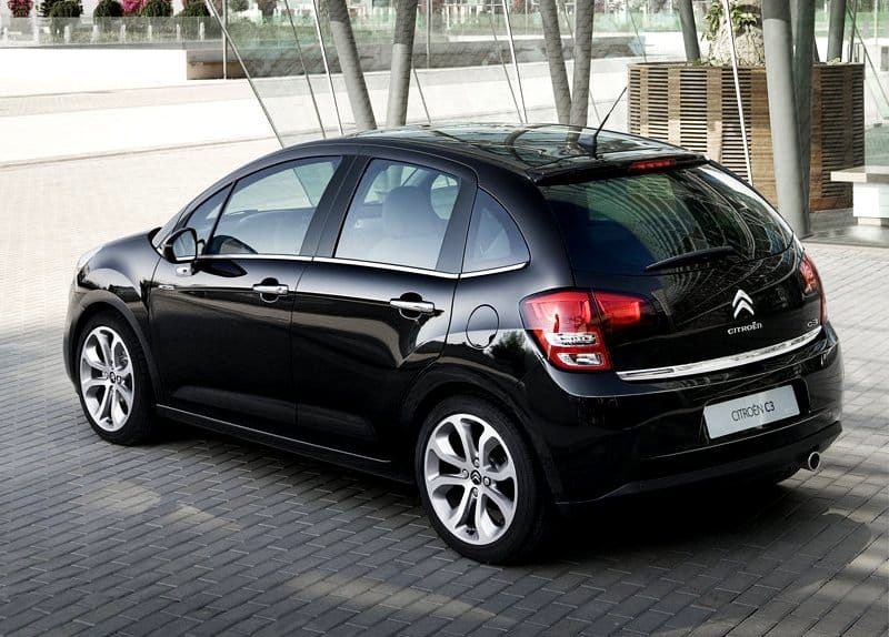 Siyah Citroen C3 arkadan üç çeyrek görünümü