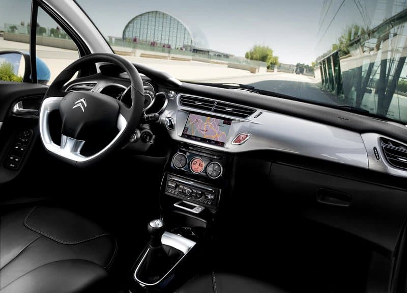 Citroen C3 kokpiti navigasyon ekranı ve manuel vites