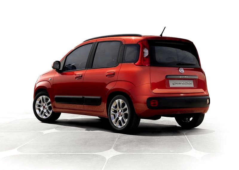 Kırmızı Fiat Panda arkadan üç çeyrek görünüm