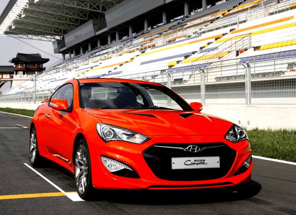 Hyundai Genesis Coupe pistte önden görünüm