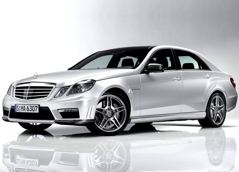 Mercedes-Benz E63 AMG gümüş sedan ön üç çeyrek görünüm