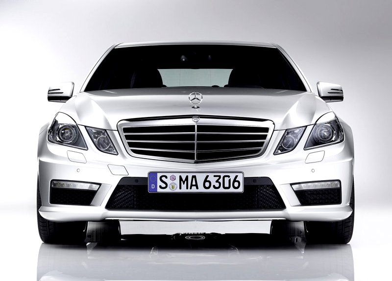E63 AMG sedan ön görünüm ve geniş hava girişleri