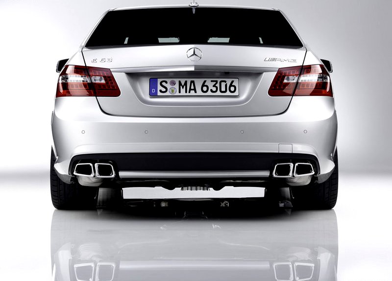 E63 AMG sedan arka görünüm ve egzoz çıkışları