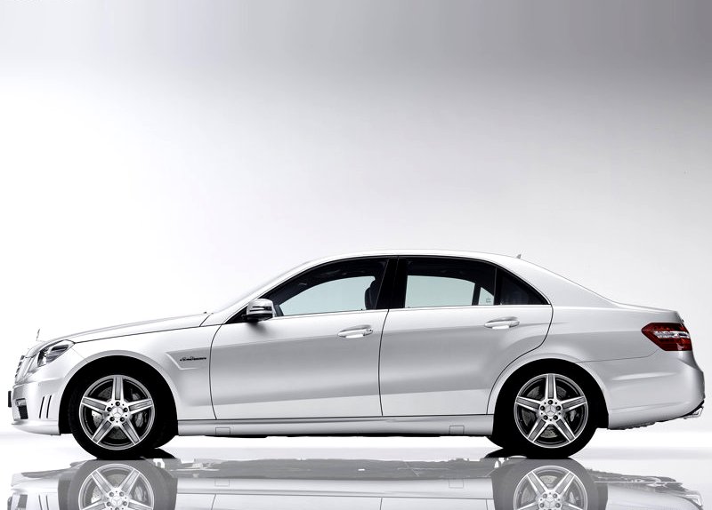 E63 AMG sedan yan profil ve alaşım jantlar