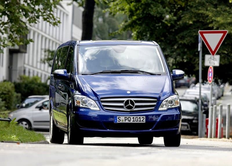 Mavi Mercedes-Benz Viano önden görünüm
