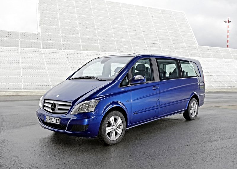 Mercedes-Benz Viano W639 mavi gövde önden üç çeyrek görünüm
