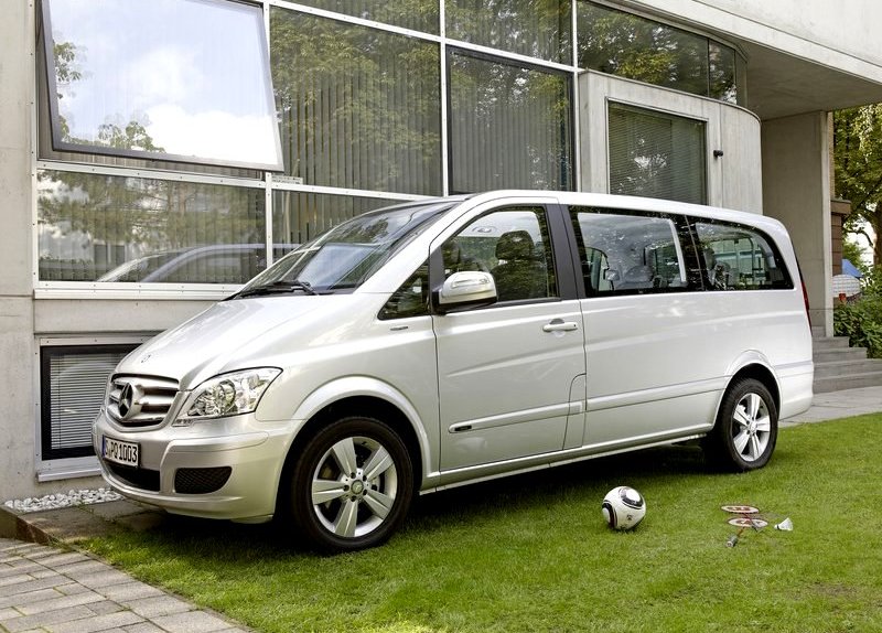 Gümüş renkli Mercedes-Benz Viano yandan önden görünüm