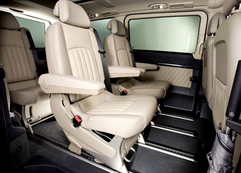 Mercedes-Benz Viano açık renkli yolcu kabini ve koltuk rayları