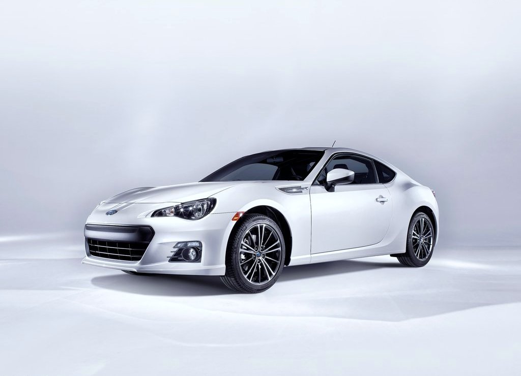 Subaru BRZ beyaz coupe önden üç çeyrek görünüm