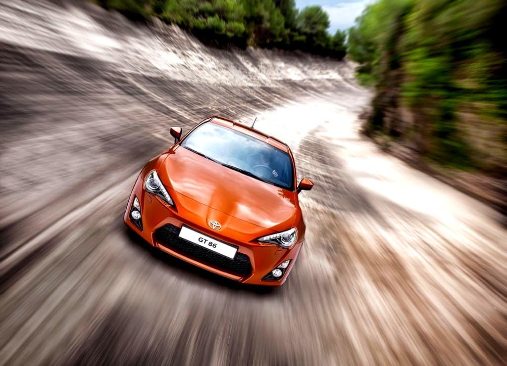 Toyota GT 86 turuncu coupe önden hareket halinde