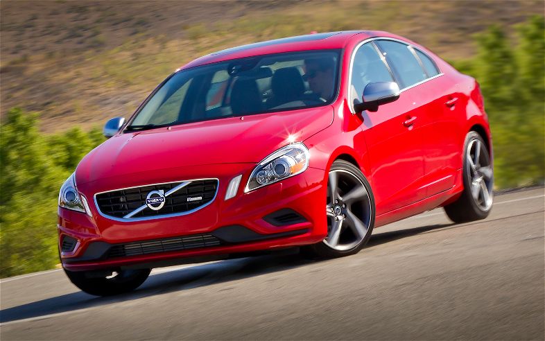 Volvo S60 ve V60 R-Design serisindeki kırmızı S60 önden üç çeyrek görünüm