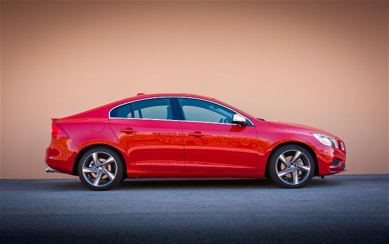 Kırmızı Volvo S60 R-Design yan profil görünümü