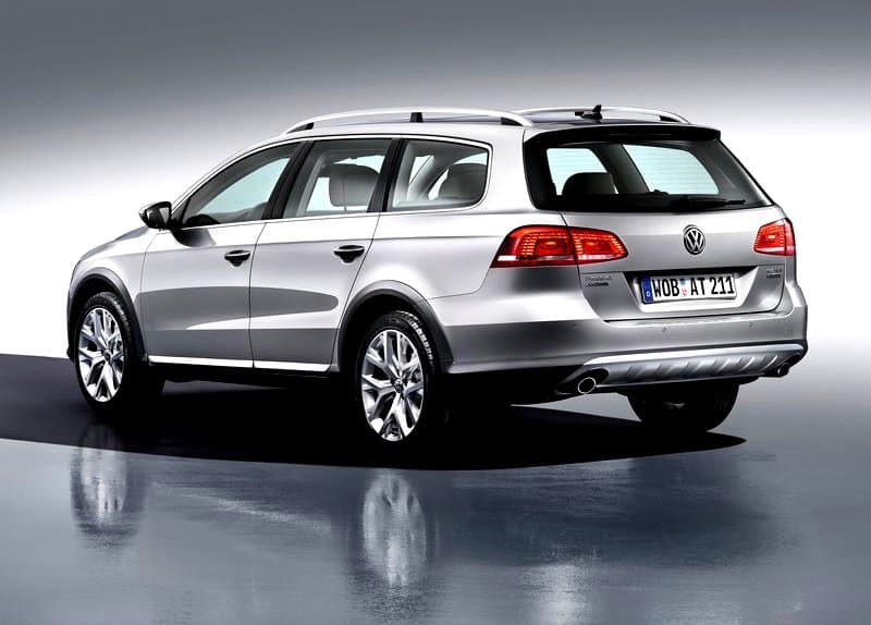 Volkswagen Passat Alltrack arka üç çeyrek görünümü