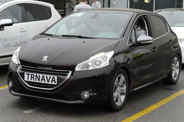 Koyu renk beş kapılı Peugeot 208 ön üç çeyrek görünüm