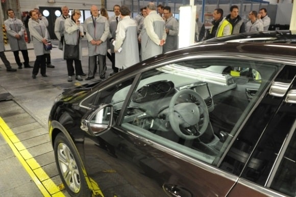 Peugeot 208 üretim alanında yan görünüm ve tesis çalışanları
