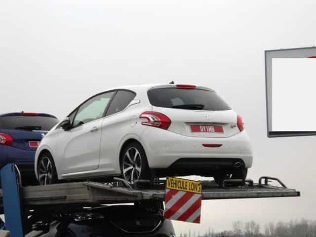 Beyaz üç kapılı Peugeot 208 araç taşıyıcısı üzerinde arka görünüm