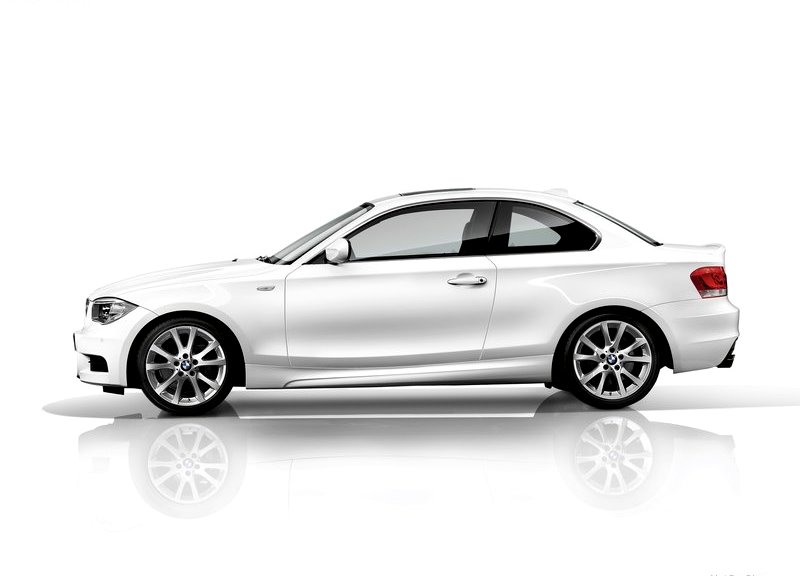 2013 BMW 1 Series Coupe White And Black otomobil arşiv görseli