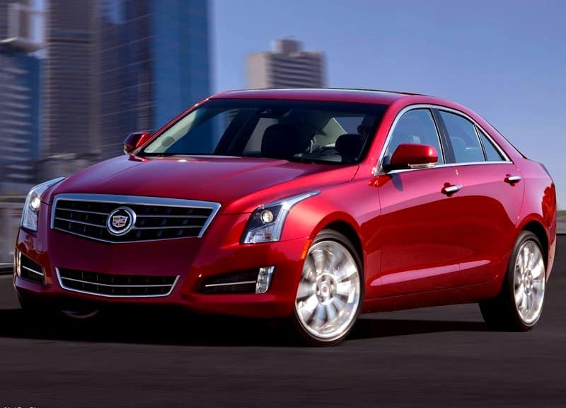 Cadillac ATS kırmızı sedan önden üç çeyrek görünüm