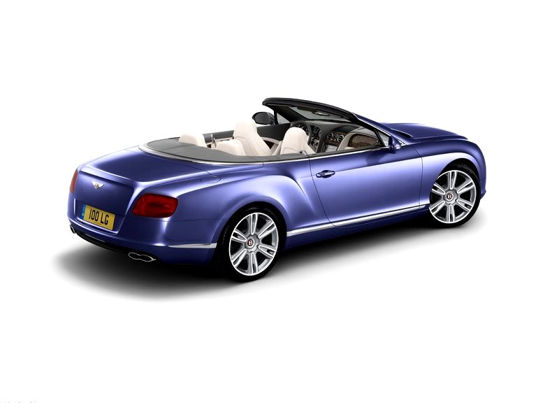 Mavi Continental GTC V8 açık tavan arka üç çeyrek görünüm