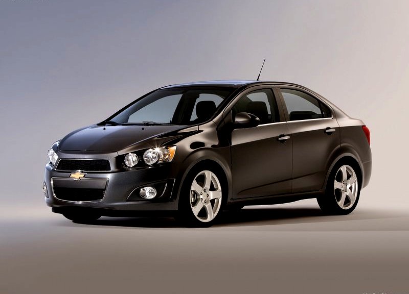 Chevrolet Sonic sedan ön üç çeyrek görünümü