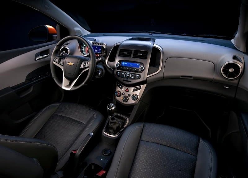 Chevrolet Sonic ön koltuklar gösterge paneli ve manuel vitesli kabin
