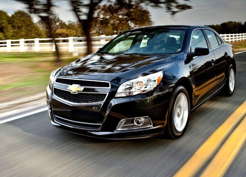 Siyah Chevrolet Malibu sedan hareket halinde