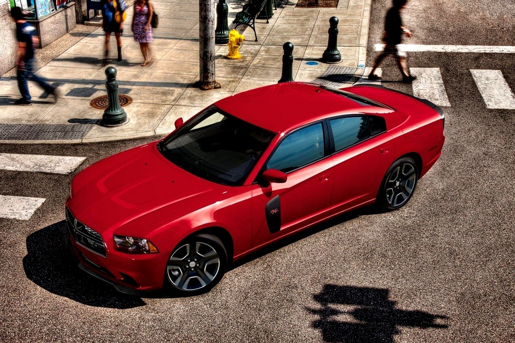 Mopar jantları ve yan gövde ayrıntılarıyla kırmızı Dodge Charger
