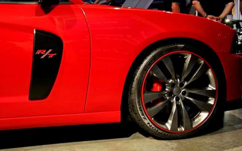 Kırmızı Dodge Charger Mopar ön bölüm tasarımı