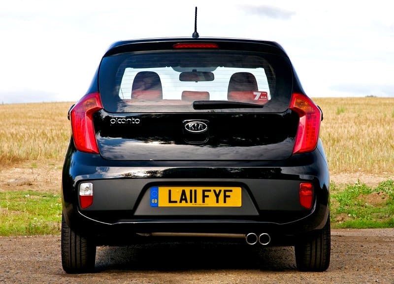 Kia Picanto üç kapılı arka görünüm ve çift egzoz çıkışı