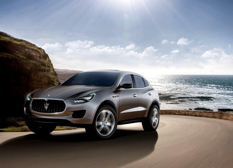 Gri Maserati Kubang SUV önden üç çeyrek görünüm