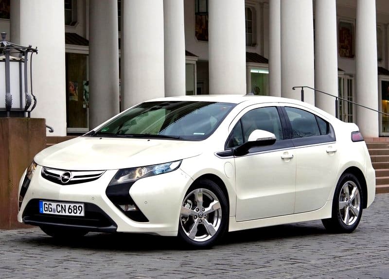 Beyaz Opel Ampera ön ve yan tasarım görünümü