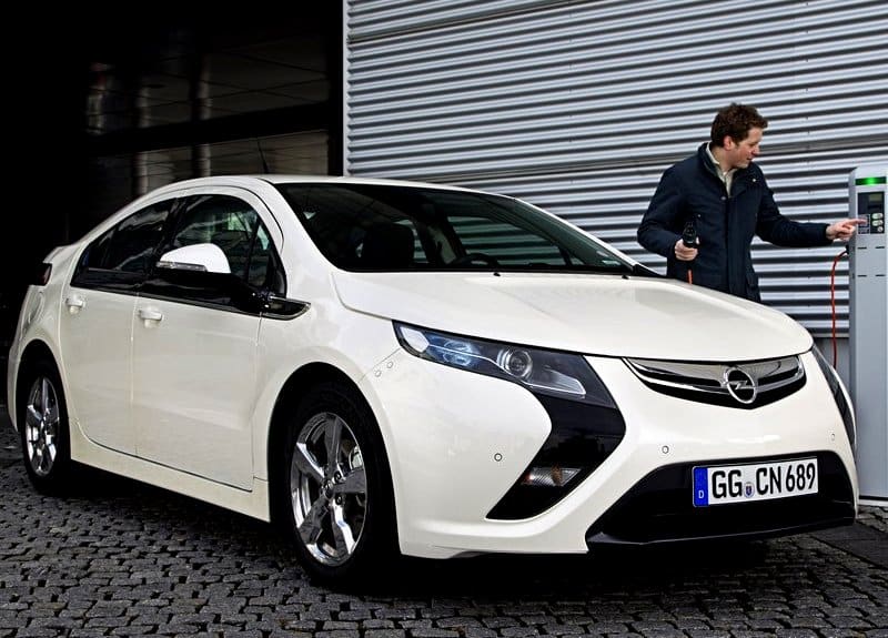 Opel Ampera elektrikli otomobil şarj noktasında önden görünüm