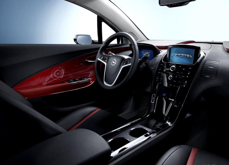 Opel Ampera direksiyon orta konsol ve renkli ekranlı kabin
