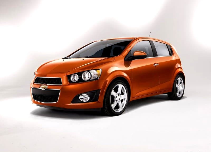 Turuncu Chevrolet Sonic hatchback ön üç çeyrek görünümü